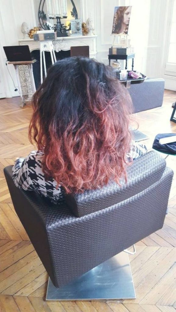 Femme a cheveux bouclés dans un salon de coiffure